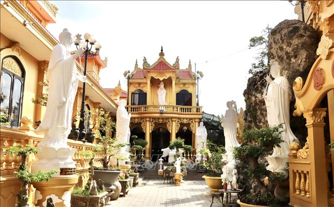 Chùa Phước Thành nổi bật với hàng dài các tượng Bồ tát Thánh chúng. Ảnh: Thanh Sang - TTXVN
